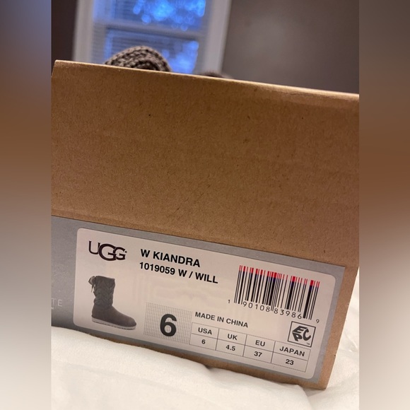 Women’s size 6 authentic uggs, never worn/new, didn’t fit me - Picture 5 of 7